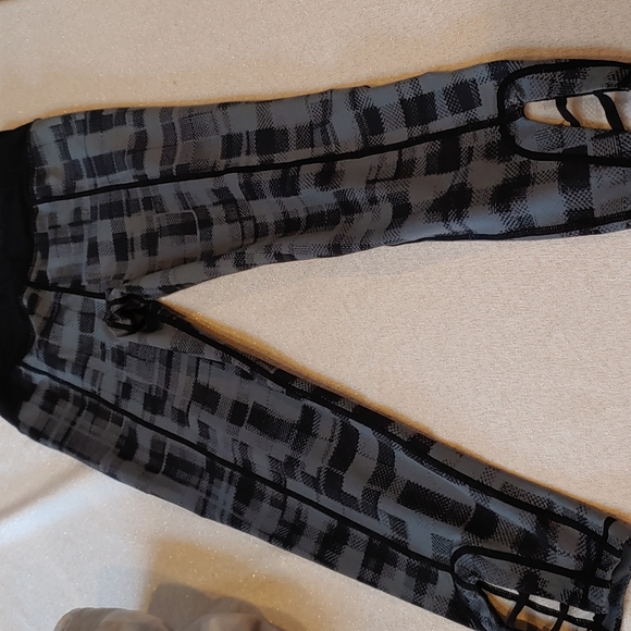 Mona B High Waisted Capri Leggings Size M - Picture 3 of 5